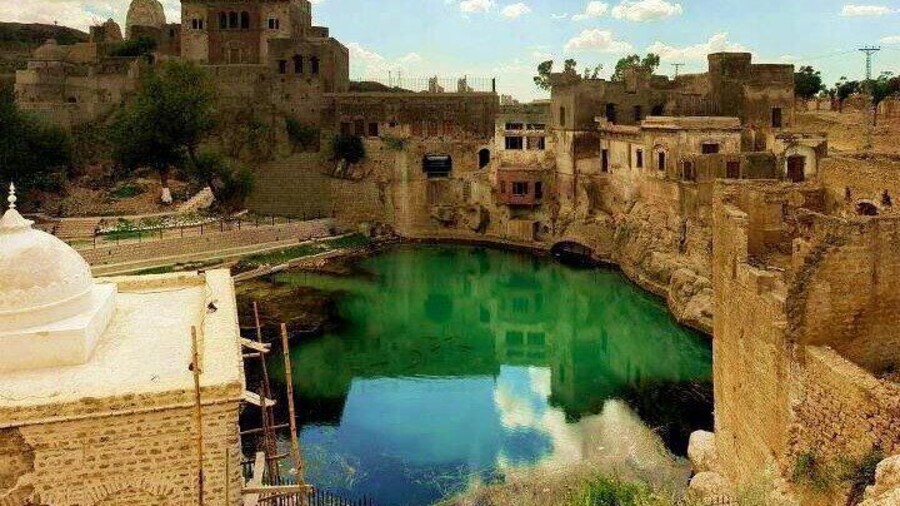 From Lahore: Katas Raj Temple, Khewra Salt Mines & Kalar Kahar Day Trip