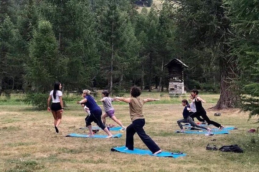 outdoor yoga classes for all ages and levels for an hour together immersed in the beautiful nature of the Aosta Valley