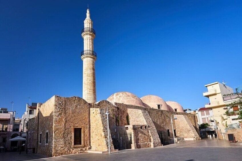 Walking tour around the corners of the archeological city of Rethymno