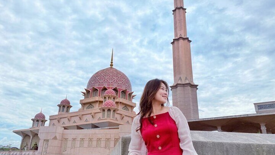 Putrajaya Tour with Pink Mosque & River Cruis
