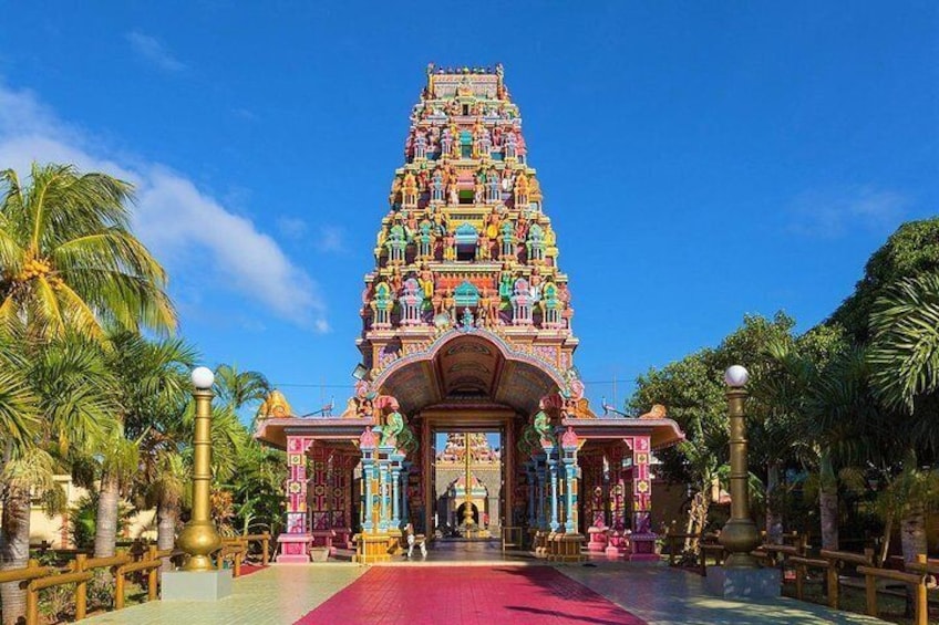 Shri Sockalingum Meenatchee Ammen, also known as the Kaylasson Temple