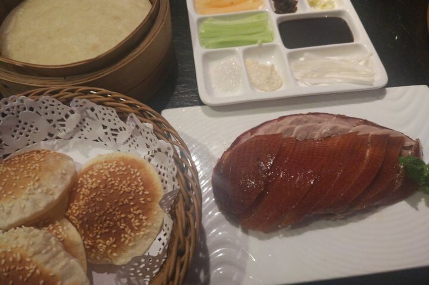 Beijing Evening Tour: Chaoyang Acrobatic Show with Peking Duck Dinner