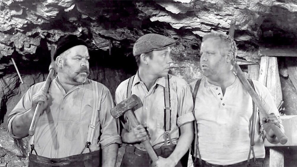 Picture of gold miners at the Discovery Centre in Waikato 