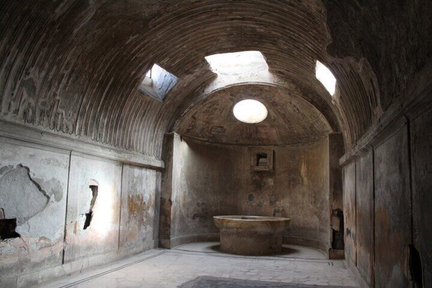 Private half-day tour with expert guide in the archaeological site of Pompeii