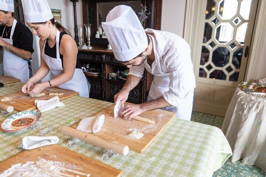 Cooking class in a charming villa in front of the sea