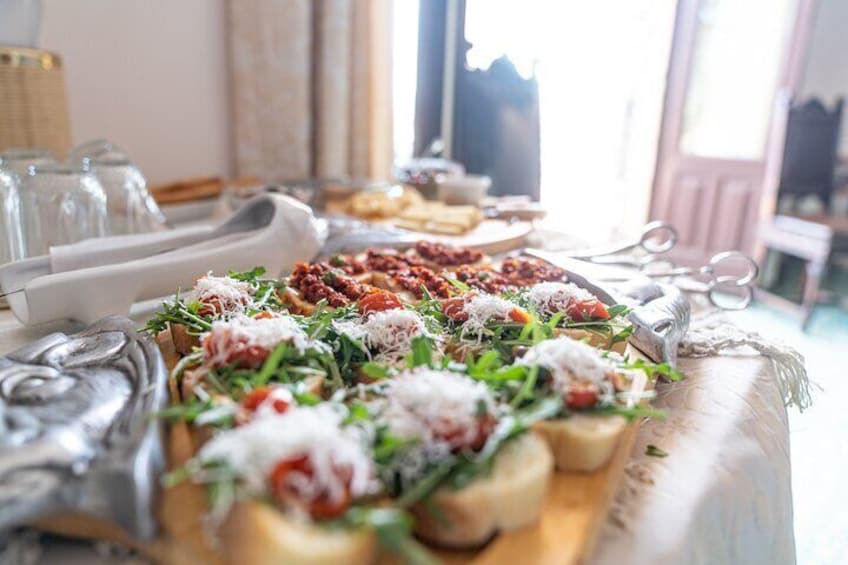 Cooking class in a charming villa in front of the sea