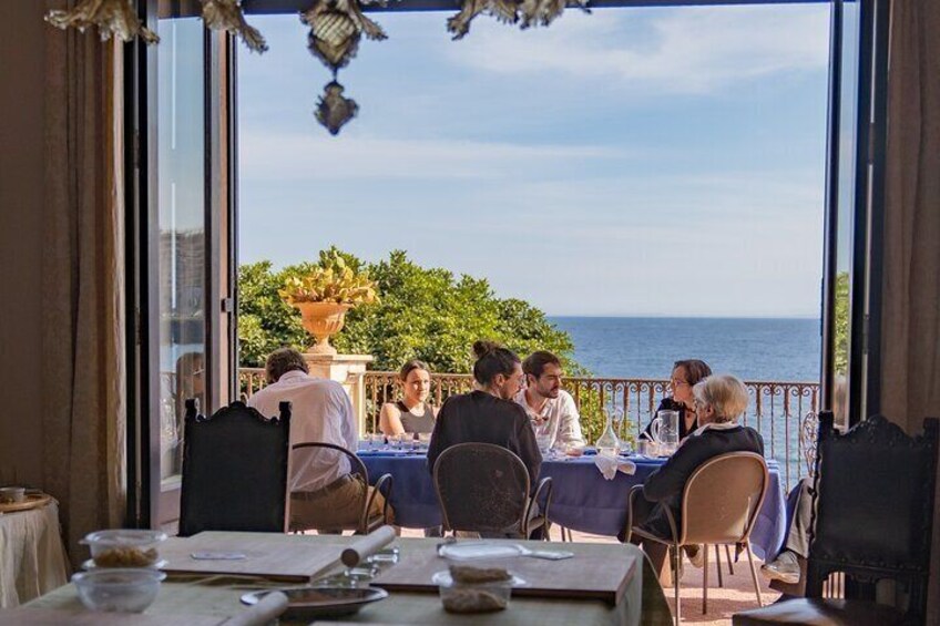 Cooking class in a charming villa in front of the sea