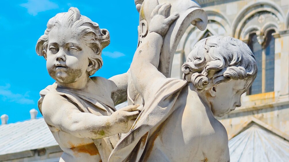 Foto 5 von 10 laden Close up view of a sculpture at the Pisa Cathedral Square in Italy