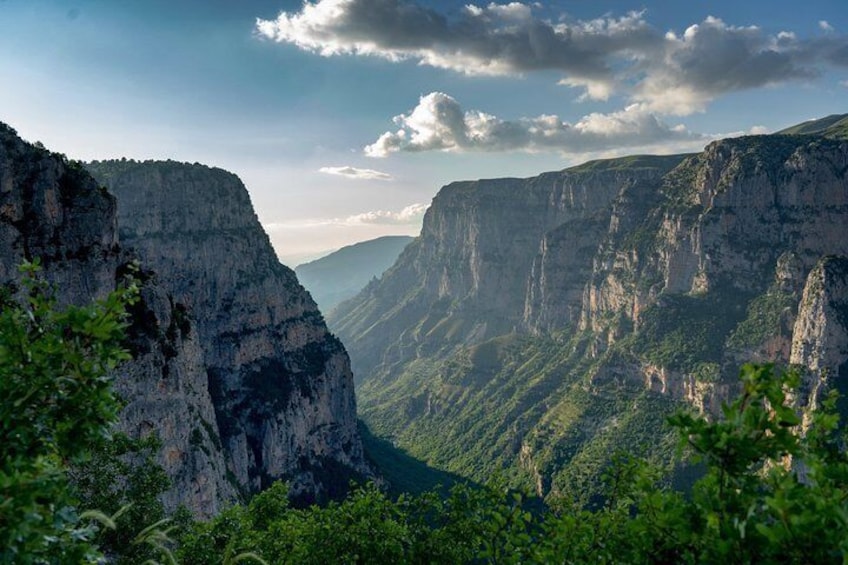 Vikos Gorge crossing hiking from Monodentri to Vikos village