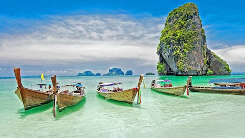 Tour deluxe di un giorno intero in motoscafo delle isole Phi Phi e Khai Nai