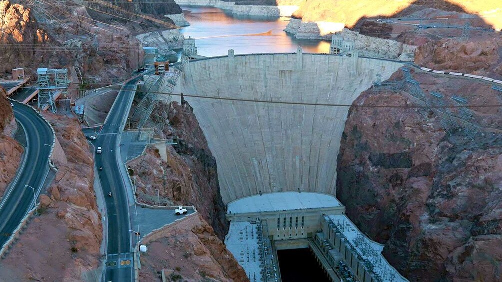 Ver elemento 4 de 8. roads running along the Hoover Dam in Las Vegas