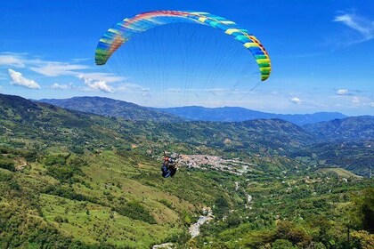 Guatape Town & skärmflygning och El Peñol Rock Tour från Medellin
