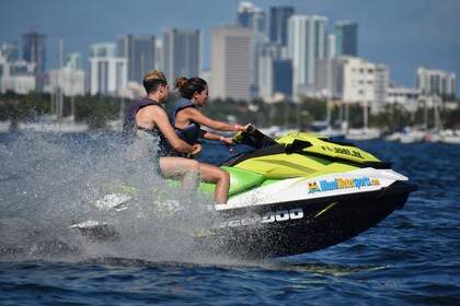 與邁阿密水上運動一起乘坐摩托艇