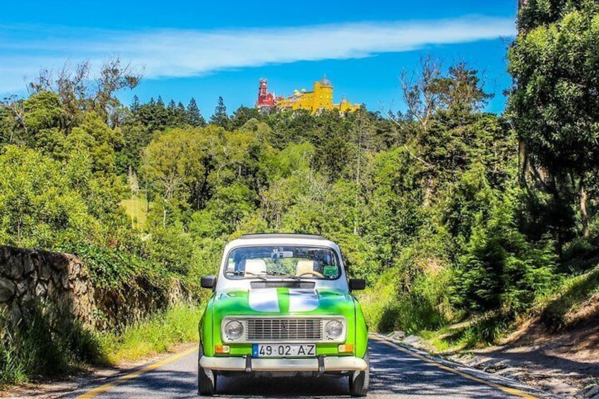 Private tour with a Sintra local on a classic car or convertible