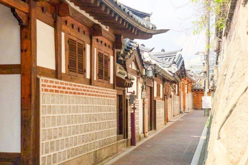 Royal Seoul Private Tour: Zombie City Exploration Game