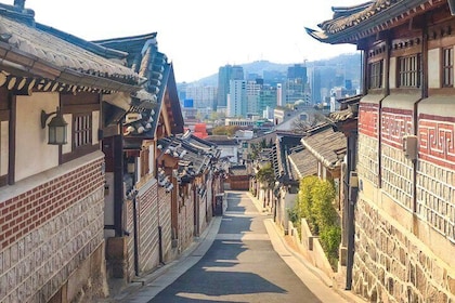 Royal Seoul Private Tour: Zombie City Exploration Game