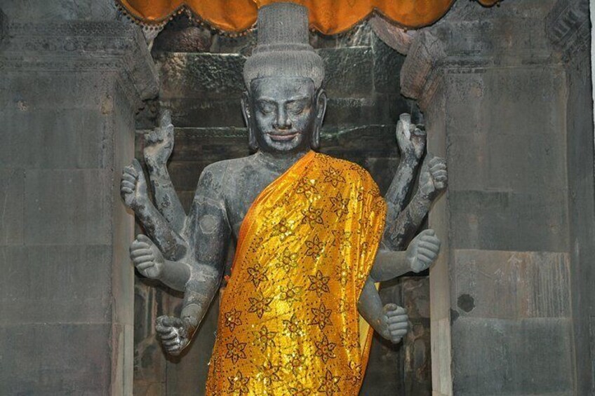 Vishnu statue in Angkor Wat West Gate