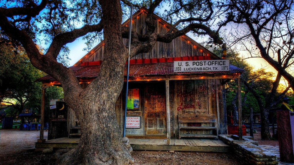 Small post office building in san Antonio