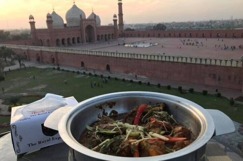Lahore's Complete Night Food Tour: Local Culinary Experience