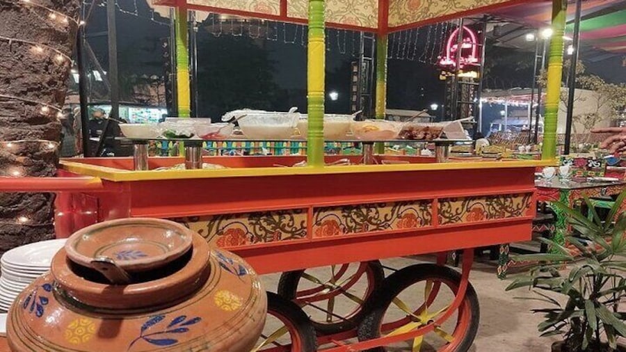 Lahore's Complete Night Food Tour: Local Culinary Experience