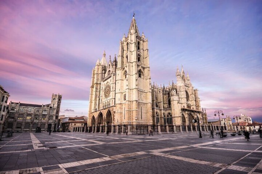 A Stroll Through León’s Enchanting Streets: Romantic Walking Tour