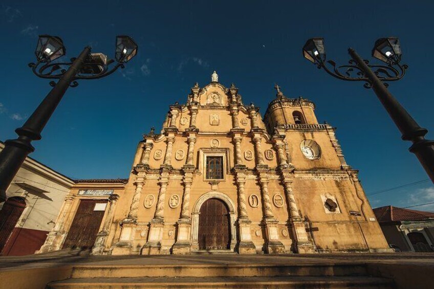 A Stroll Through León’s Enchanting Streets: Romantic Walking Tour