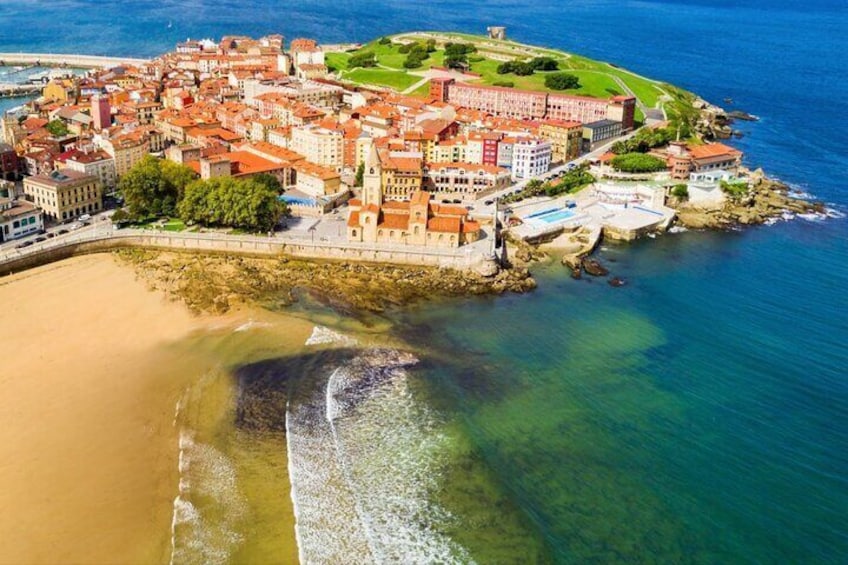 Classic romantic walking tour in Gijon