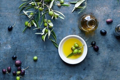 Tour semi privato del vino e dell'olio d'oliva (trasferimento e pranzo incl...