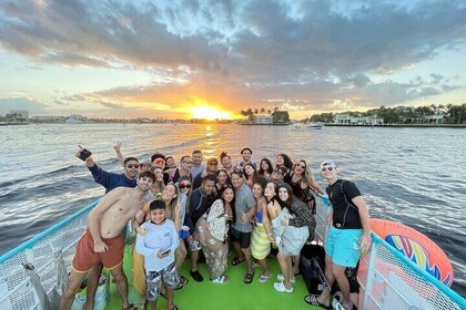 Croisière en bateau en soirée à travers le centre-ville de Fort. Lauderdale