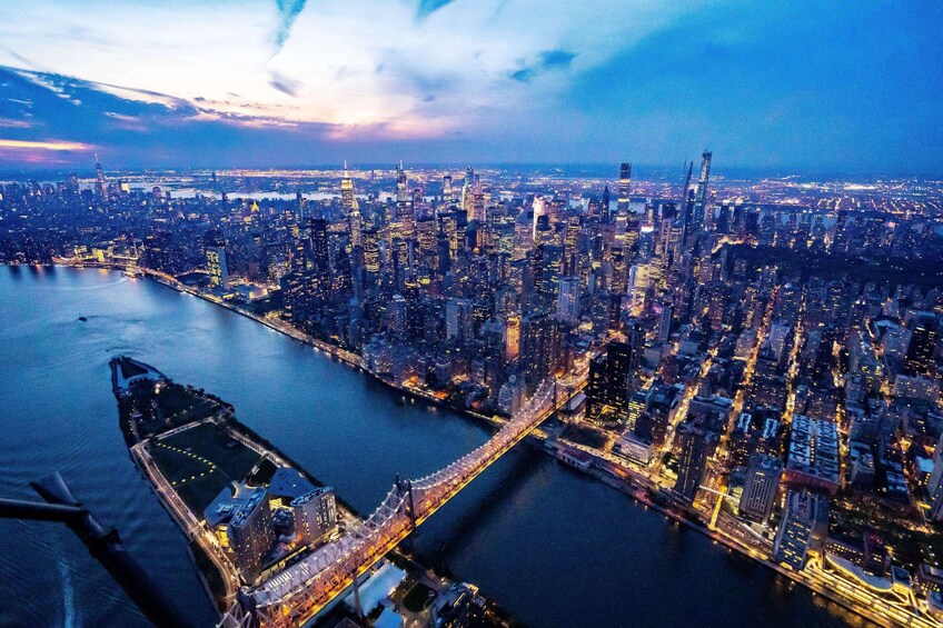 Private NYC Sightseeing Charter with Champagne (4-5 People)