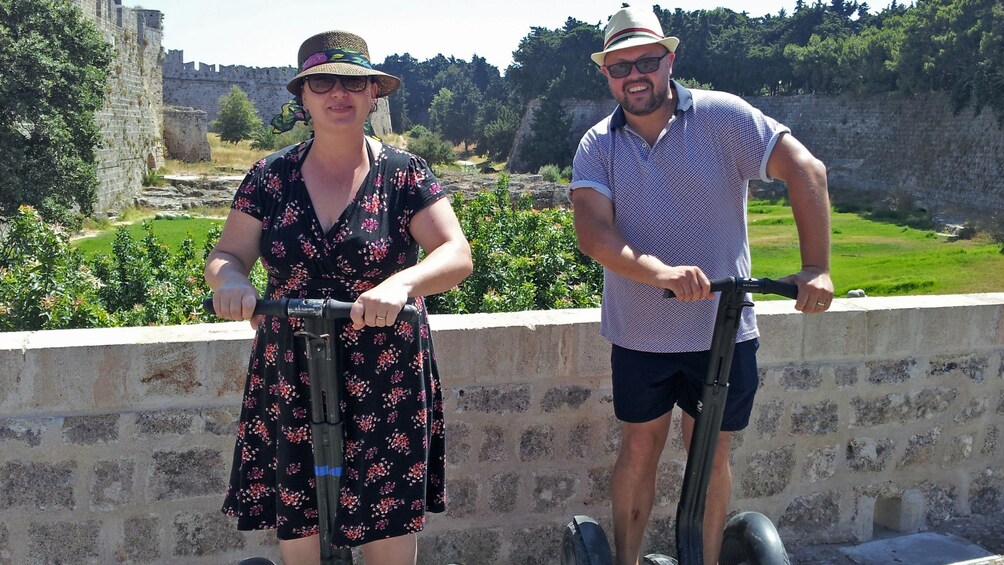 Foto 4 von 4 laden segway riders near landmark in Rhodes