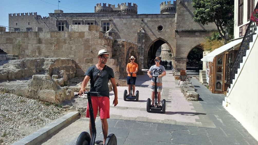 Foto 1 von 4 laden segway riders near landmark in Rhodes