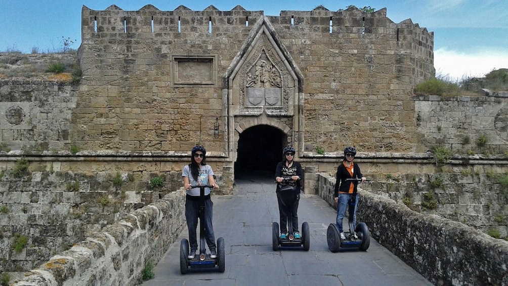Foto 3 von 4 laden segway riders at castle in rhodes