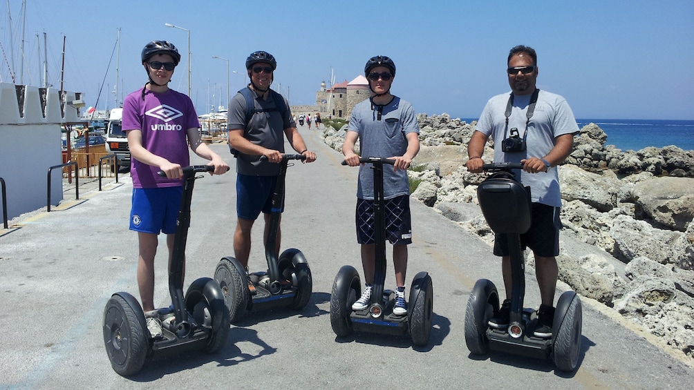 Foto 2 von 4 laden segway riders near coast in rhodes