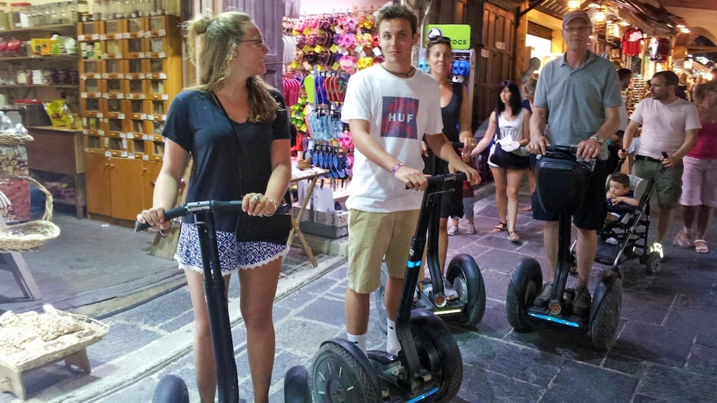 Foto 1 von 5 laden A family on a segway tour in a shopping center in Greece