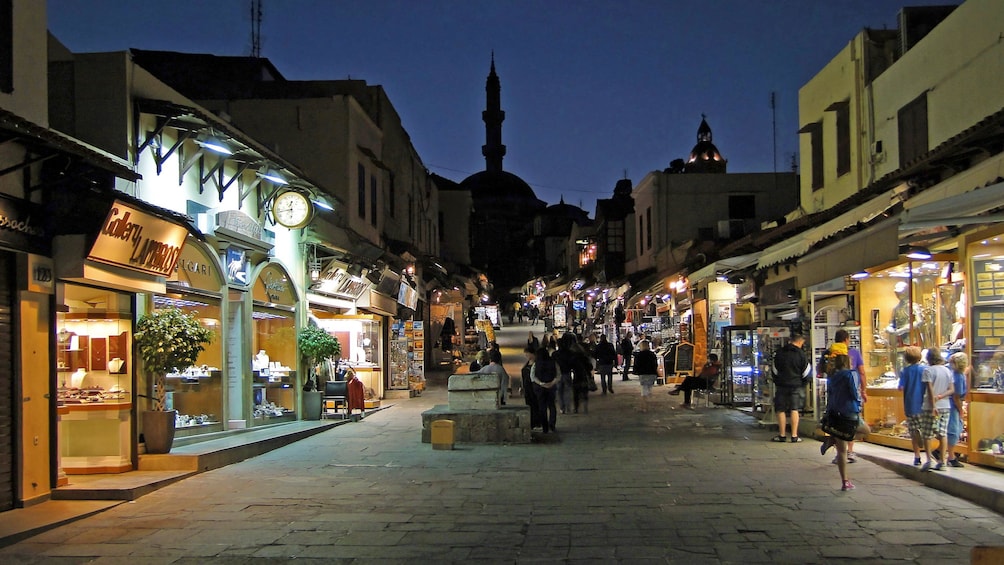 Foto 5 von 5 laden A Grecian street at night