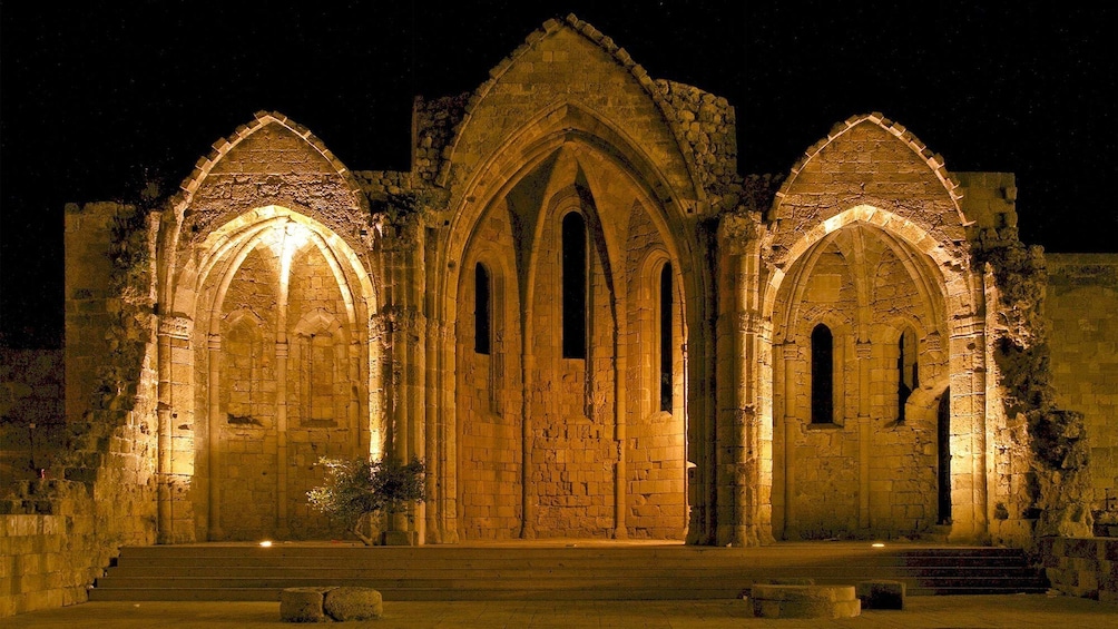 Foto 2 von 5 laden A Church front in Rhodes at night