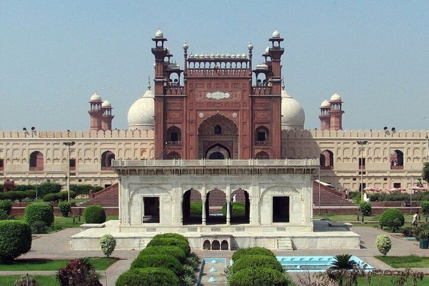 Lahore City, Fort, Museums and Walled City Exploration Tour