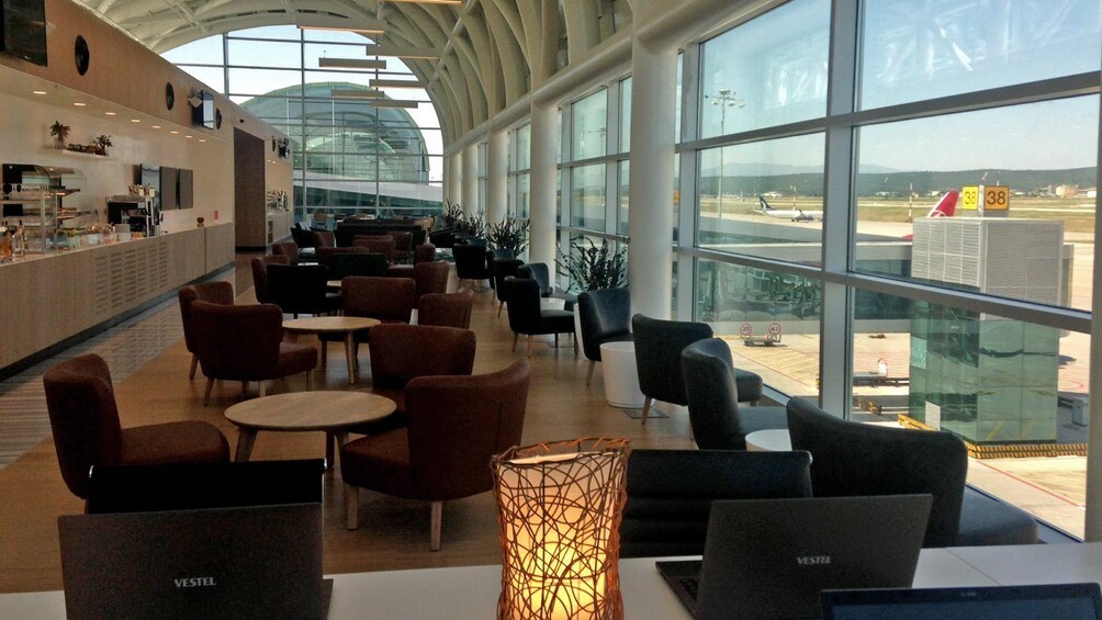 Empty tables at the Izmir International Comfort Lounge