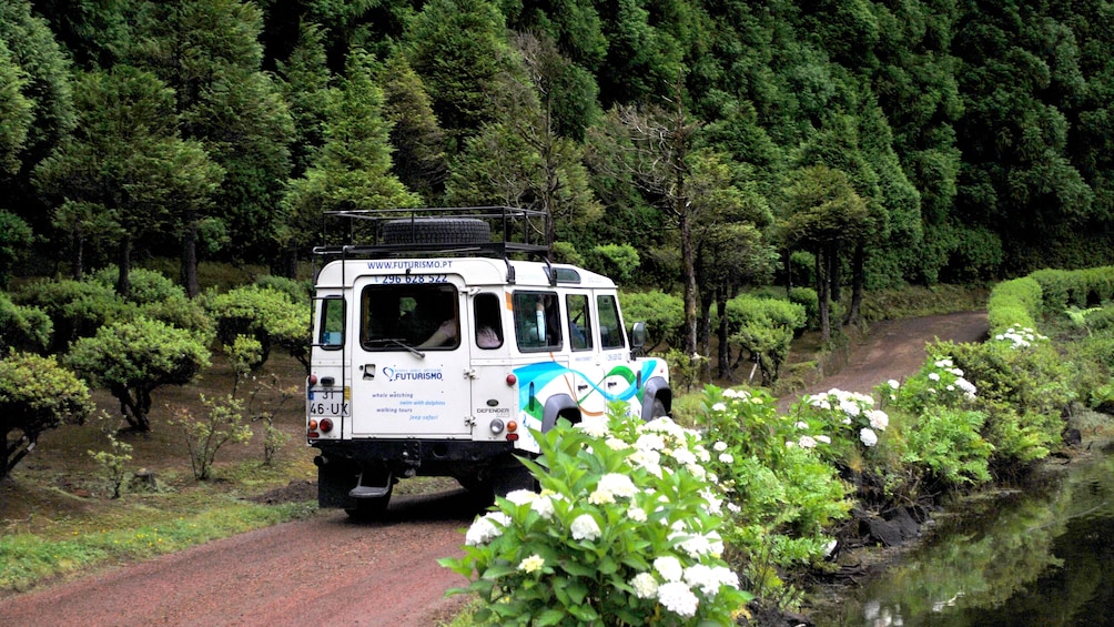 Jeep on a dirt round during Sete Cidades Half-Day Safari