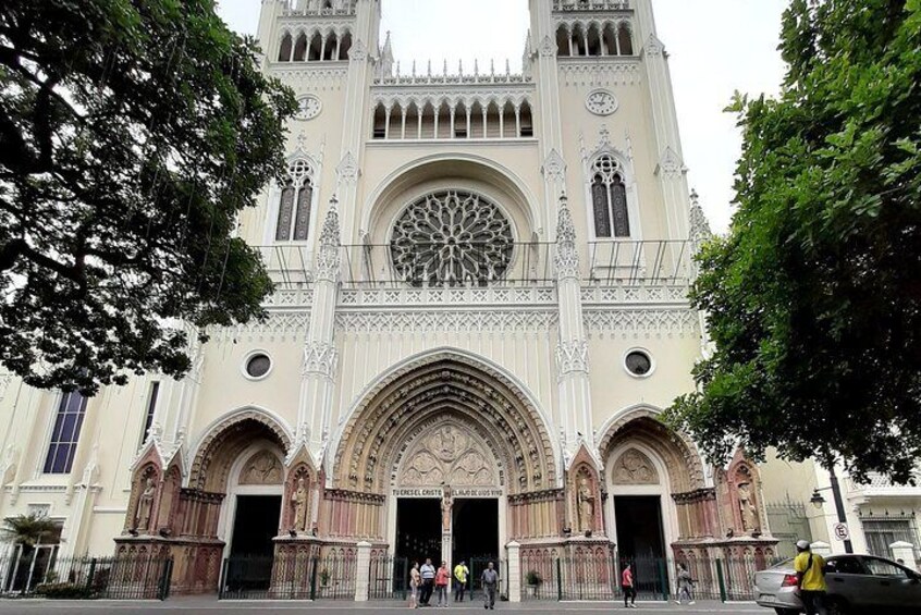 Night Tour in Guayaquil with Drinks at FrutaBar