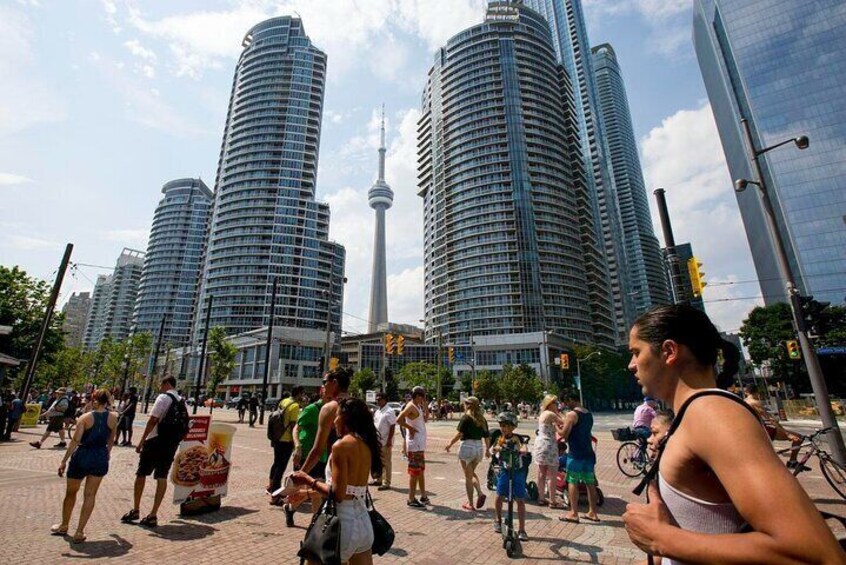 Walking tour in Downtown Toronto