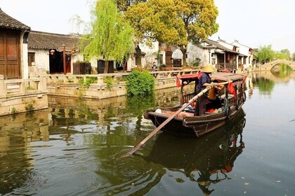 Private Shanghai Stopover Tour to Zhujiajiao Water Town with Lunch Option