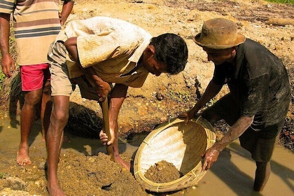 Explore Gem Mines in Rathnapura from Colombo