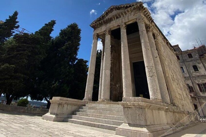 Small-Group Pula Food Walking Tour with Guide