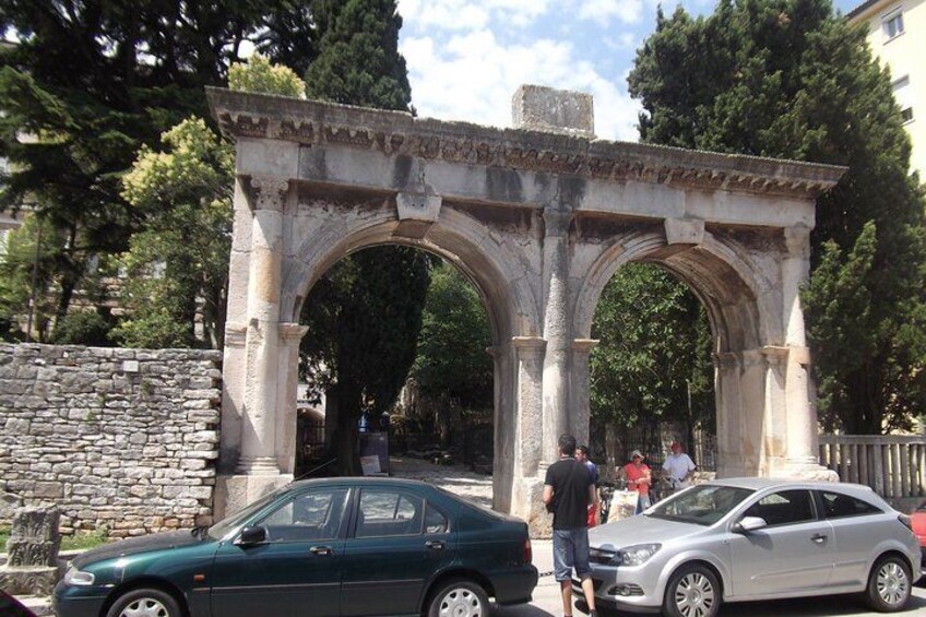 The Twin Gate in Pula