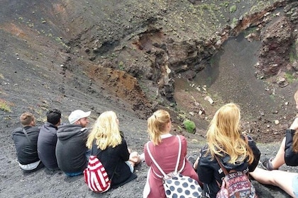 早晨在埃特納火山上徒步旅行