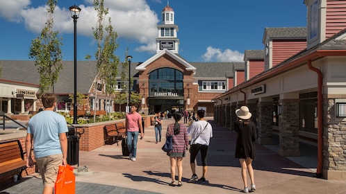 Woodbury Common Premium Outlet Shopping Shuttle - Central Valley | Expedia