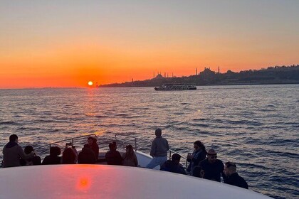 Crucero guiado por el Bósforo al atardecer en un lujoso yate - Crucero para...