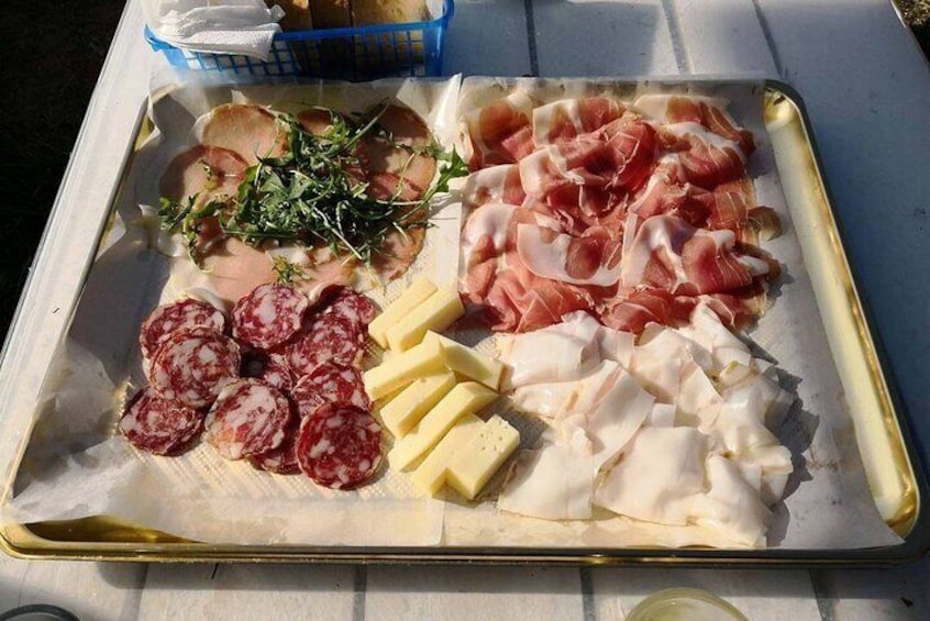 Food and Wine tasting experience in Trieste traditional farmhouse Osmiza